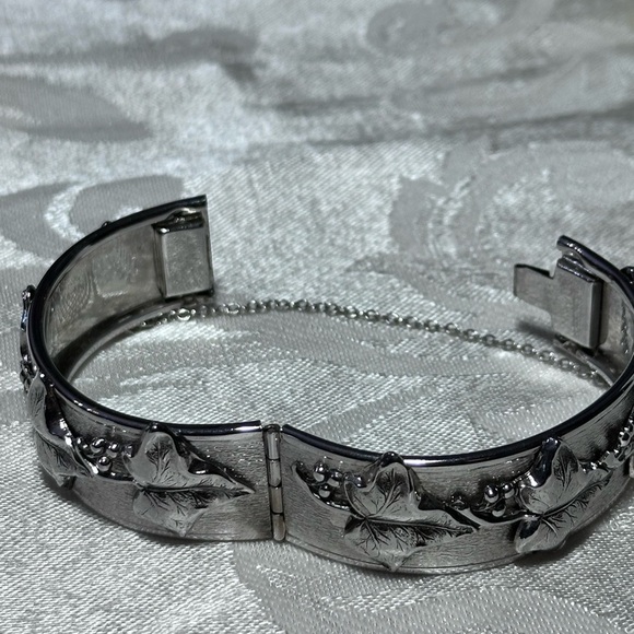 Whiting & Davis Silver tone Bangle Bracelet with Floral Grapevine Hinged  4363 - Picture 7 of 10